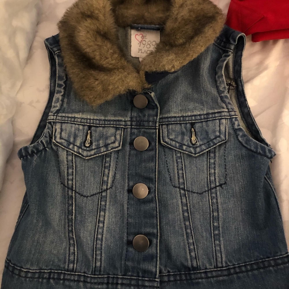 Girls size 8 vest with faux fur.